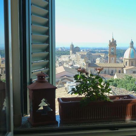 Casa Tipica Siciliana Patronale Home Bedandbreakfast Tremetrisoprailcielo Camere Con Vista, Colazione Interna In Terrazzo Panoramico Caltagirone Exterior photo