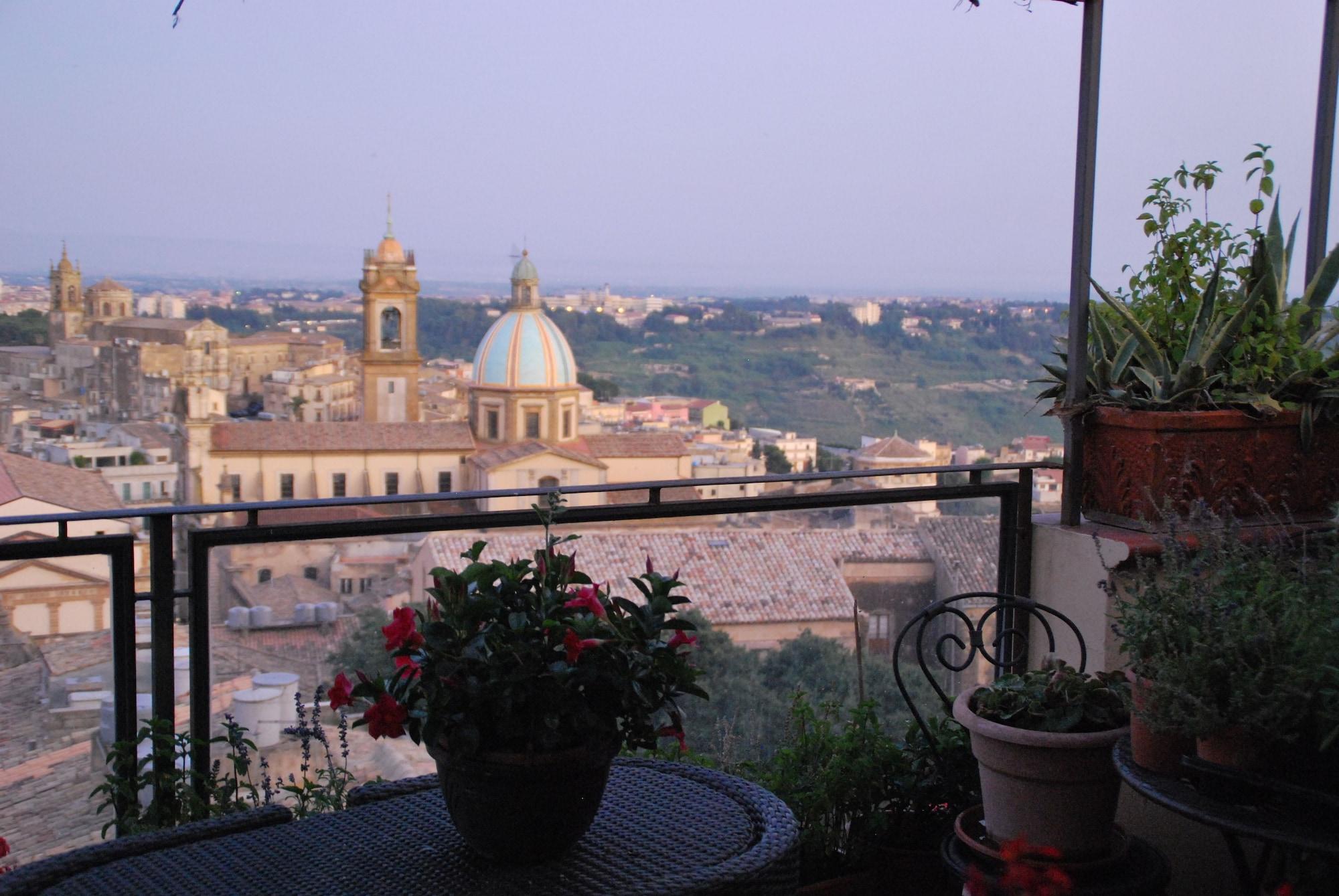 Casa Tipica Siciliana Patronale Home Bedandbreakfast Tremetrisoprailcielo Camere Con Vista, Colazione Interna In Terrazzo Panoramico Caltagirone Exterior photo
