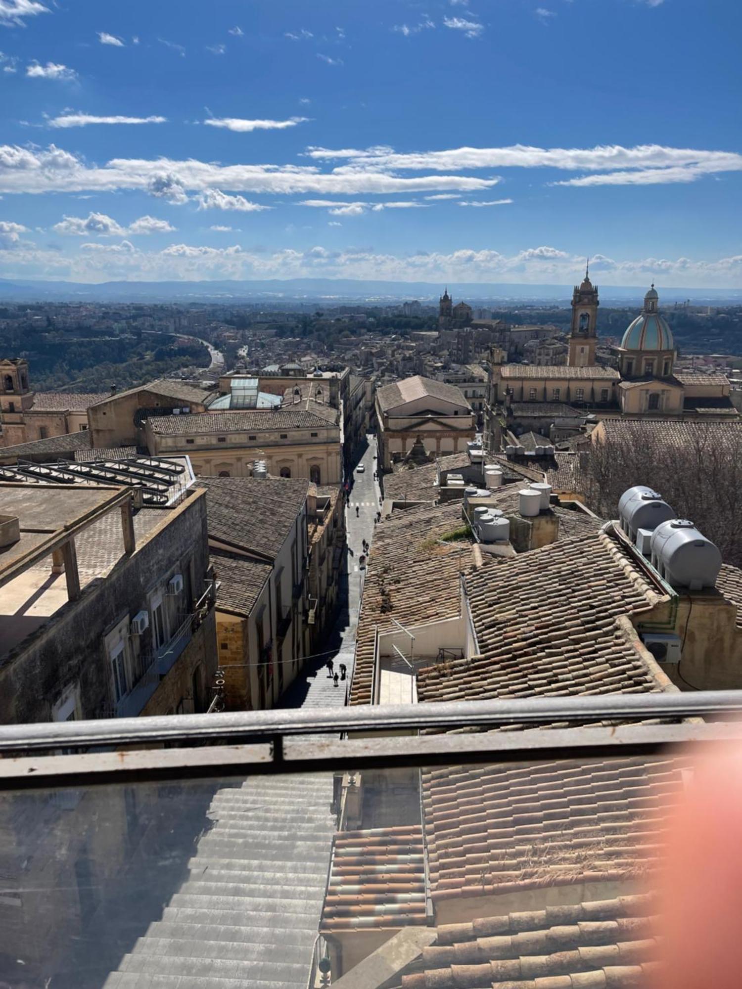 Casa Tipica Siciliana Patronale Home Bedandbreakfast Tremetrisoprailcielo Camere Con Vista, Colazione Interna In Terrazzo Panoramico Caltagirone Exterior photo