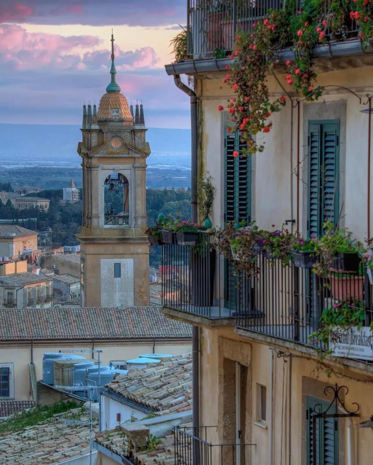Casa Tipica Siciliana Patronale Home Bedandbreakfast Tremetrisoprailcielo Camere Con Vista, Colazione Interna In Terrazzo Panoramico Caltagirone Exterior photo
