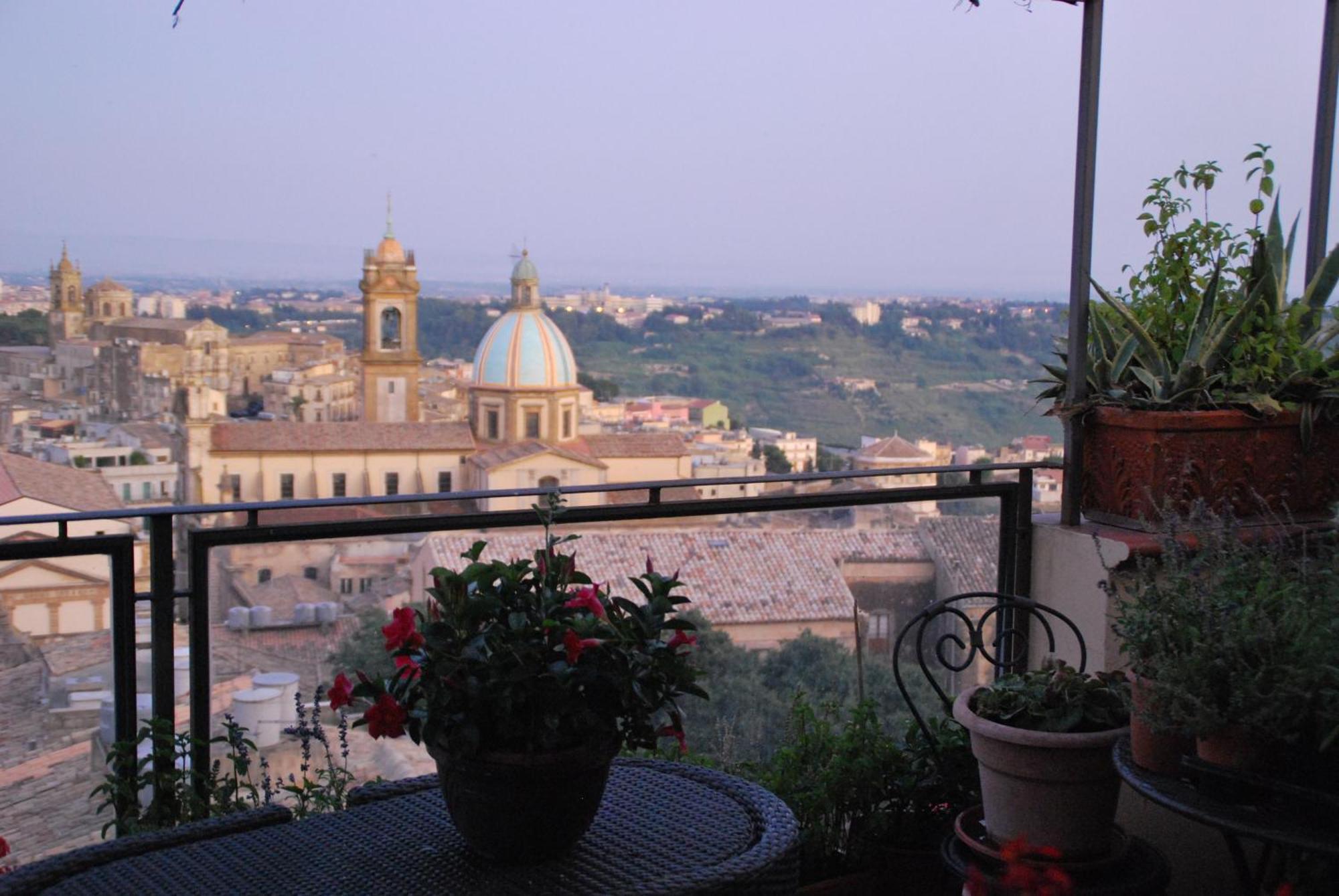 Casa Tipica Siciliana Patronale Home Bedandbreakfast Tremetrisoprailcielo Camere Con Vista, Colazione Interna In Terrazzo Panoramico Caltagirone Exterior photo