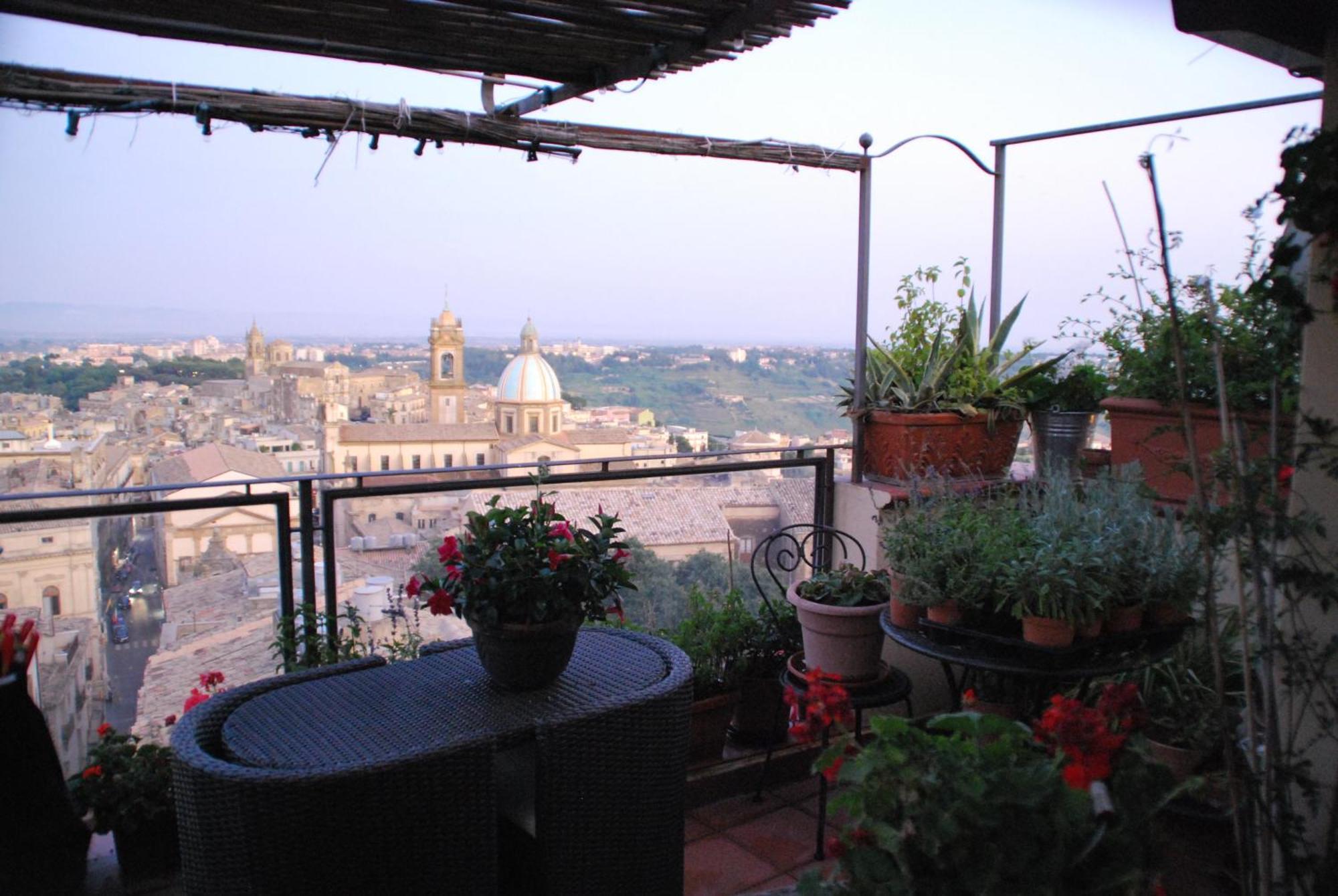 Casa Tipica Siciliana Patronale Home Bedandbreakfast Tremetrisoprailcielo Camere Con Vista, Colazione Interna In Terrazzo Panoramico Caltagirone Exterior photo
