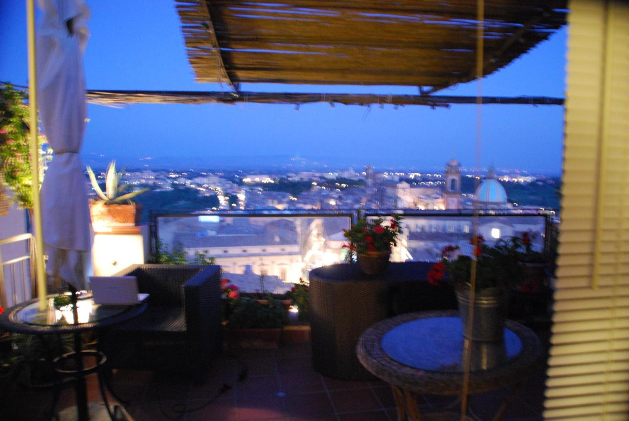 Casa Tipica Siciliana Patronale Home Bedandbreakfast Tremetrisoprailcielo Camere Con Vista, Colazione Interna In Terrazzo Panoramico Caltagirone Exterior photo