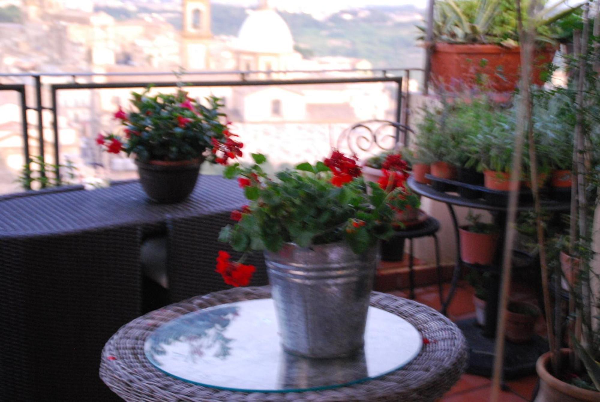 Casa Tipica Siciliana Patronale Home Bedandbreakfast Tremetrisoprailcielo Camere Con Vista, Colazione Interna In Terrazzo Panoramico Caltagirone Exterior photo
