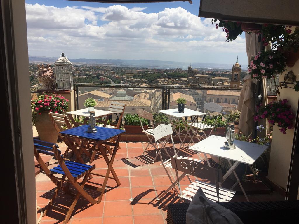 Casa Tipica Siciliana Patronale Home Bedandbreakfast Tremetrisoprailcielo Camere Con Vista, Colazione Interna In Terrazzo Panoramico Caltagirone Exterior photo