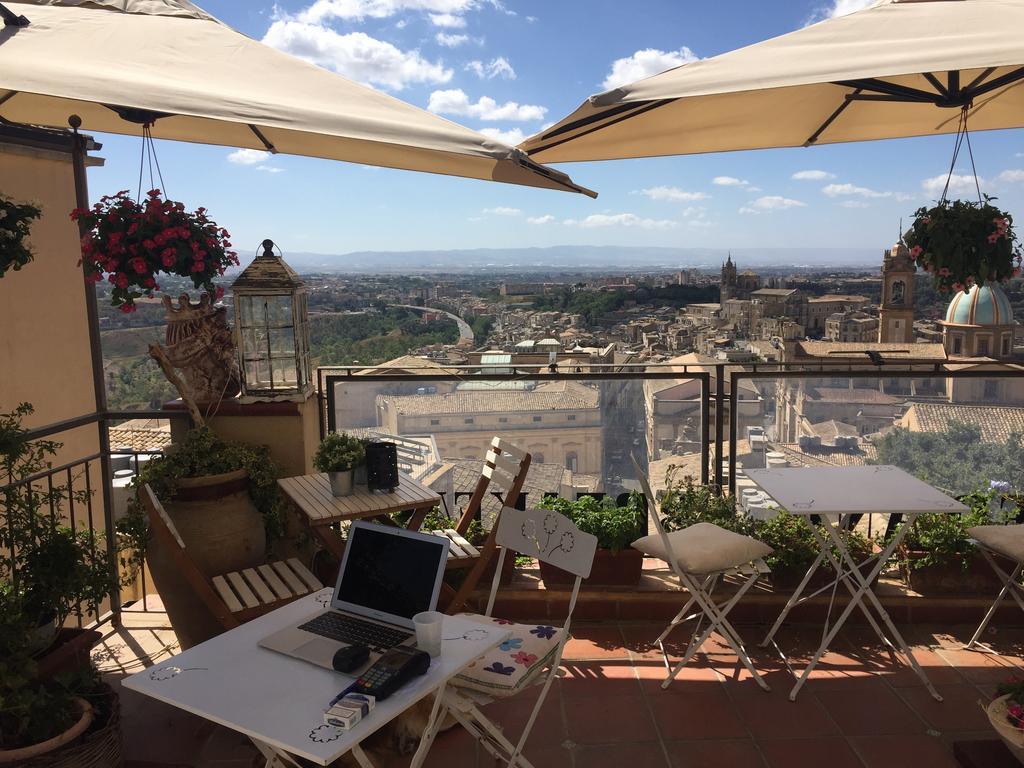 Casa Tipica Siciliana Patronale Home Bedandbreakfast Tremetrisoprailcielo Camere Con Vista, Colazione Interna In Terrazzo Panoramico Caltagirone Exterior photo
