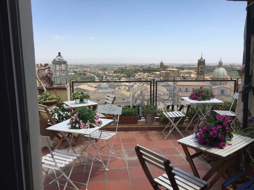 Casa Tipica Siciliana Patronale Home Bedandbreakfast Tremetrisoprailcielo Camere Con Vista, Colazione Interna In Terrazzo Panoramico Caltagirone Exterior photo