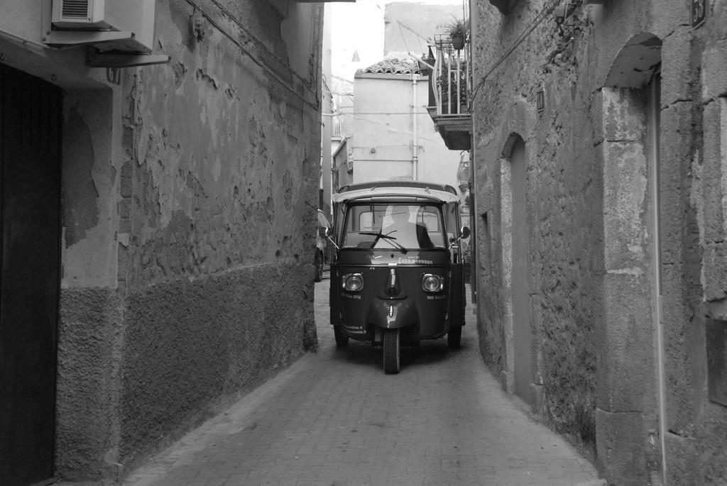 Casa Tipica Siciliana Patronale Home Bedandbreakfast Tremetrisoprailcielo Camere Con Vista, Colazione Interna In Terrazzo Panoramico Caltagirone Exterior photo