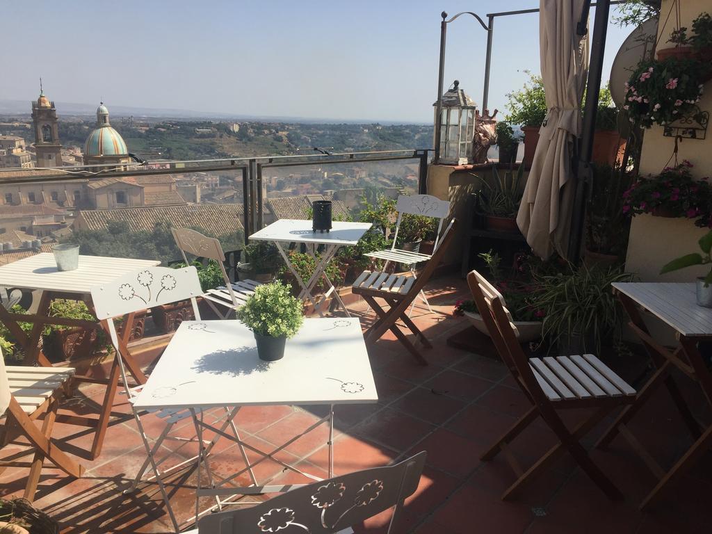 Casa Tipica Siciliana Patronale Home Bedandbreakfast Tremetrisoprailcielo Camere Con Vista, Colazione Interna In Terrazzo Panoramico Caltagirone Exterior photo