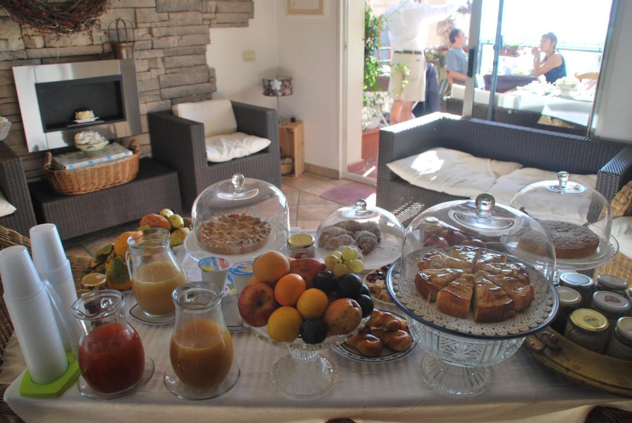 Casa Tipica Siciliana Patronale Home Bedandbreakfast Tremetrisoprailcielo Camere Con Vista, Colazione Interna In Terrazzo Panoramico Caltagirone Exterior photo