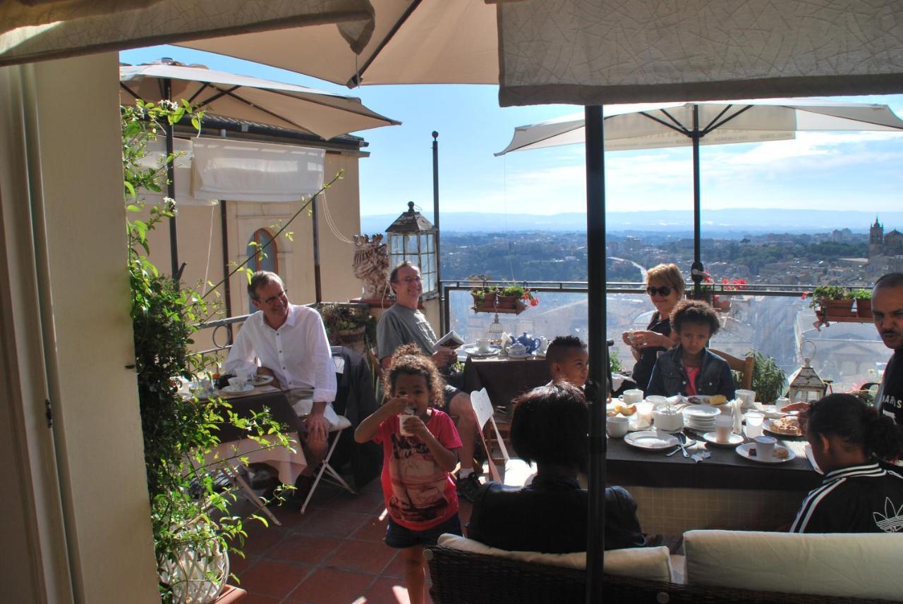 Casa Tipica Siciliana Patronale Home Bedandbreakfast Tremetrisoprailcielo Camere Con Vista, Colazione Interna In Terrazzo Panoramico Caltagirone Exterior photo