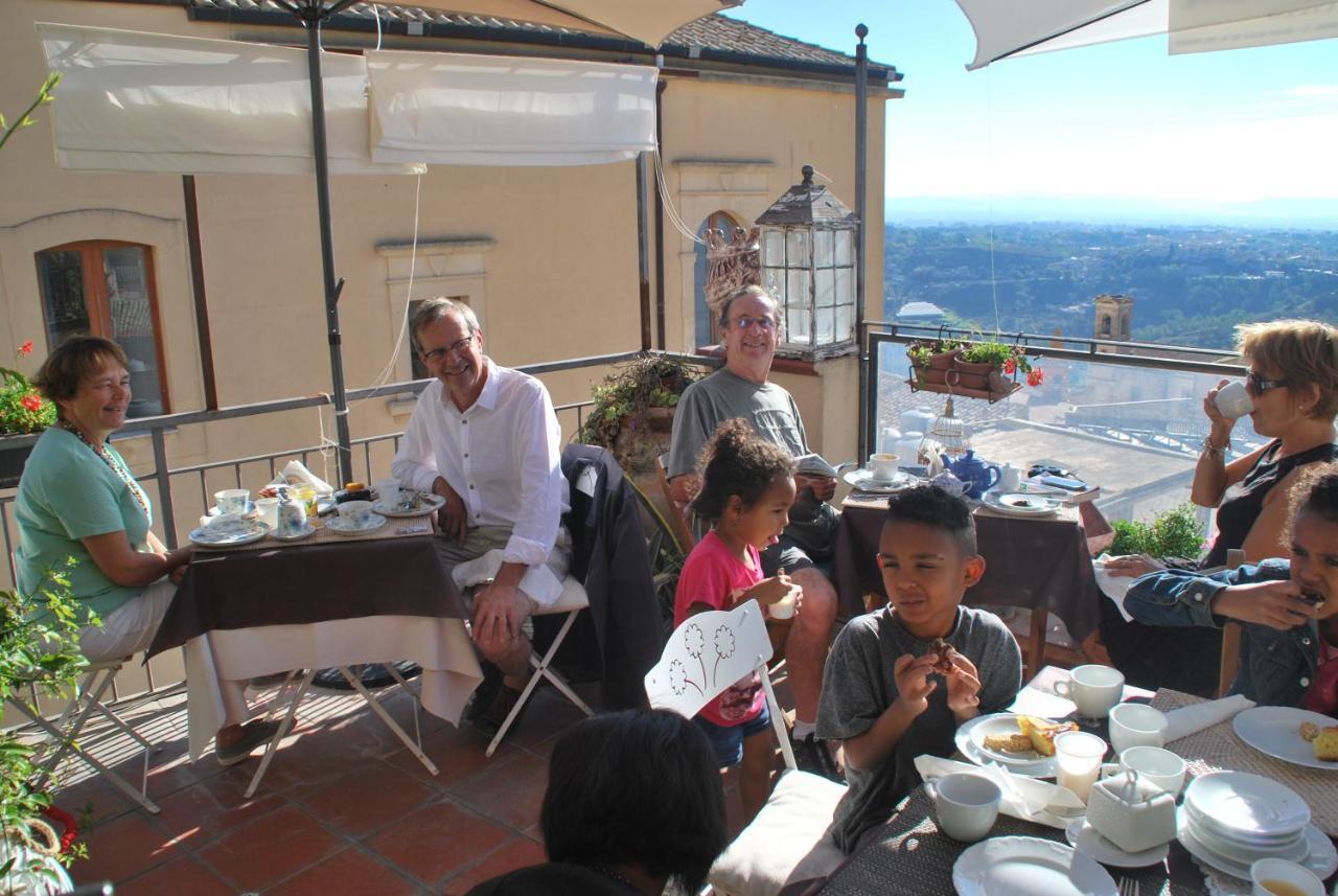 Casa Tipica Siciliana Patronale Home Bedandbreakfast Tremetrisoprailcielo Camere Con Vista, Colazione Interna In Terrazzo Panoramico Caltagirone Exterior photo