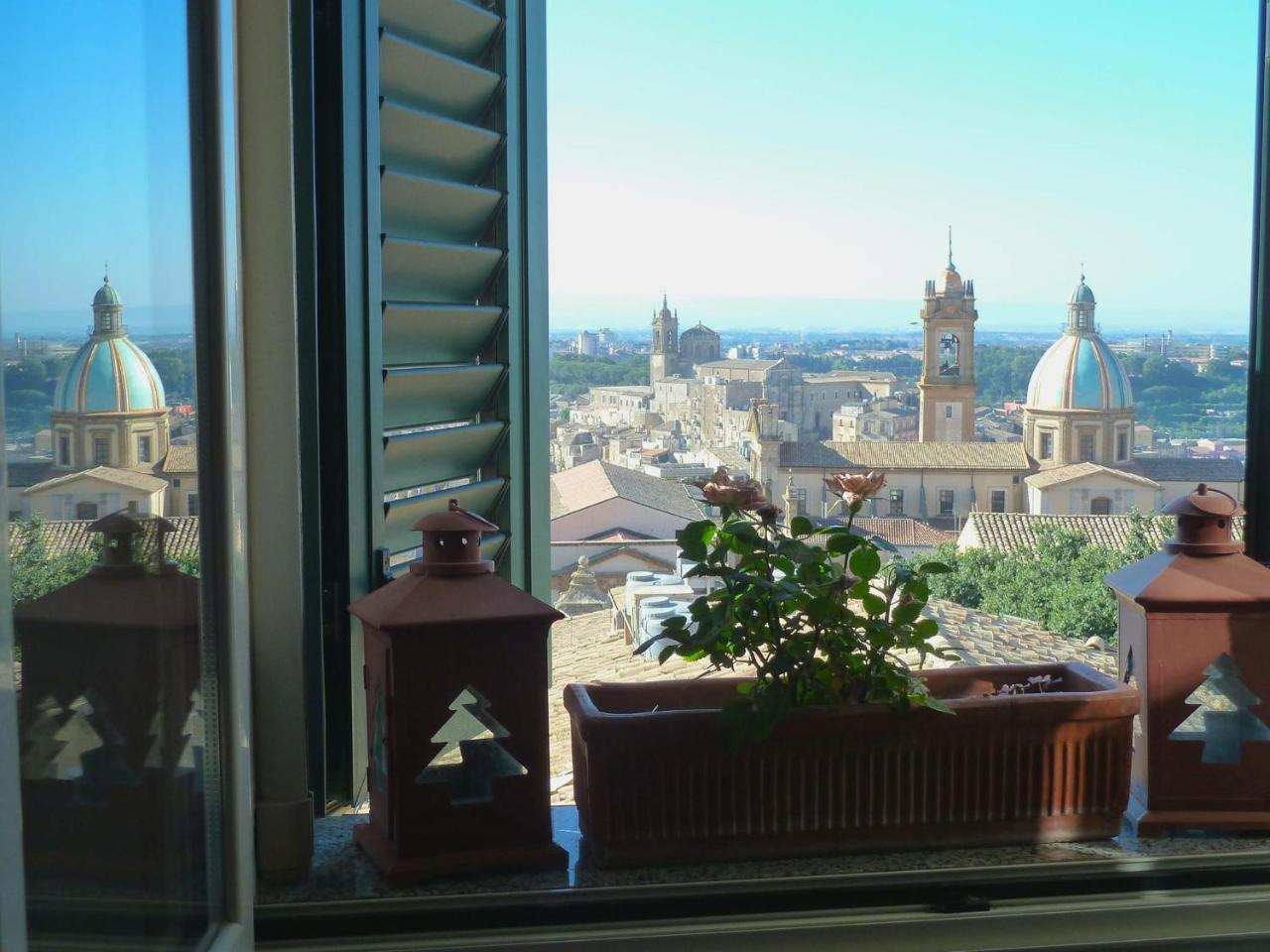 Casa Tipica Siciliana Patronale Home Bedandbreakfast Tremetrisoprailcielo Camere Con Vista, Colazione Interna In Terrazzo Panoramico Caltagirone Exterior photo
