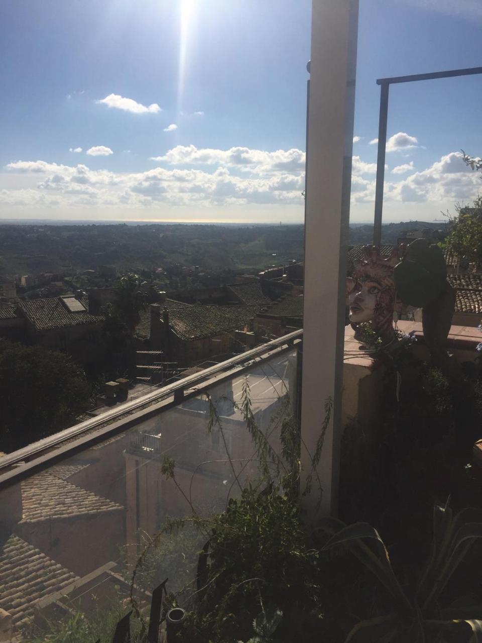 Casa Tipica Siciliana Patronale Home Bedandbreakfast Tremetrisoprailcielo Camere Con Vista, Colazione Interna In Terrazzo Panoramico Caltagirone Exterior photo
