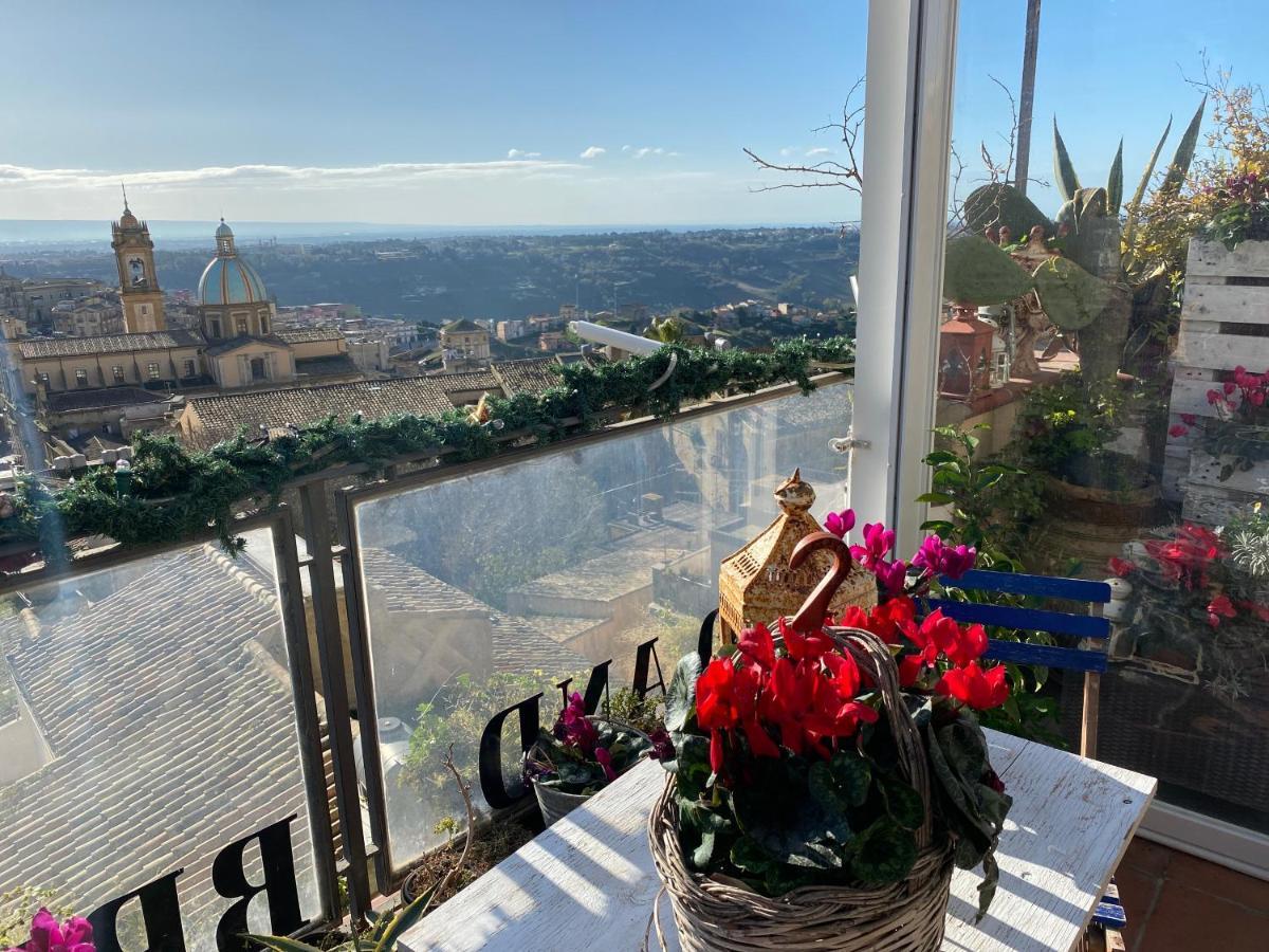 Casa Tipica Siciliana Patronale Home Bedandbreakfast Tremetrisoprailcielo Camere Con Vista, Colazione Interna In Terrazzo Panoramico Caltagirone Exterior photo