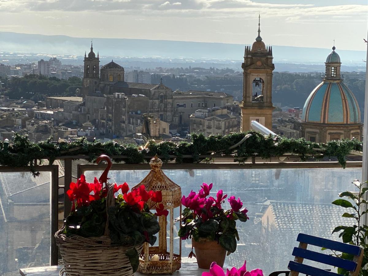 Casa Tipica Siciliana Patronale Home Bedandbreakfast Tremetrisoprailcielo Camere Con Vista, Colazione Interna In Terrazzo Panoramico Caltagirone Exterior photo